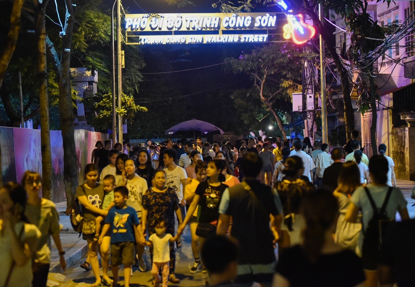 Dan Thu do ra duong hong mat anh 11