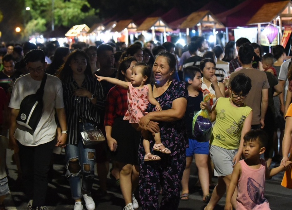 Ho Tay, pho di bo, cau Nhat Tan chat kin nguoi di hong mat hinh anh