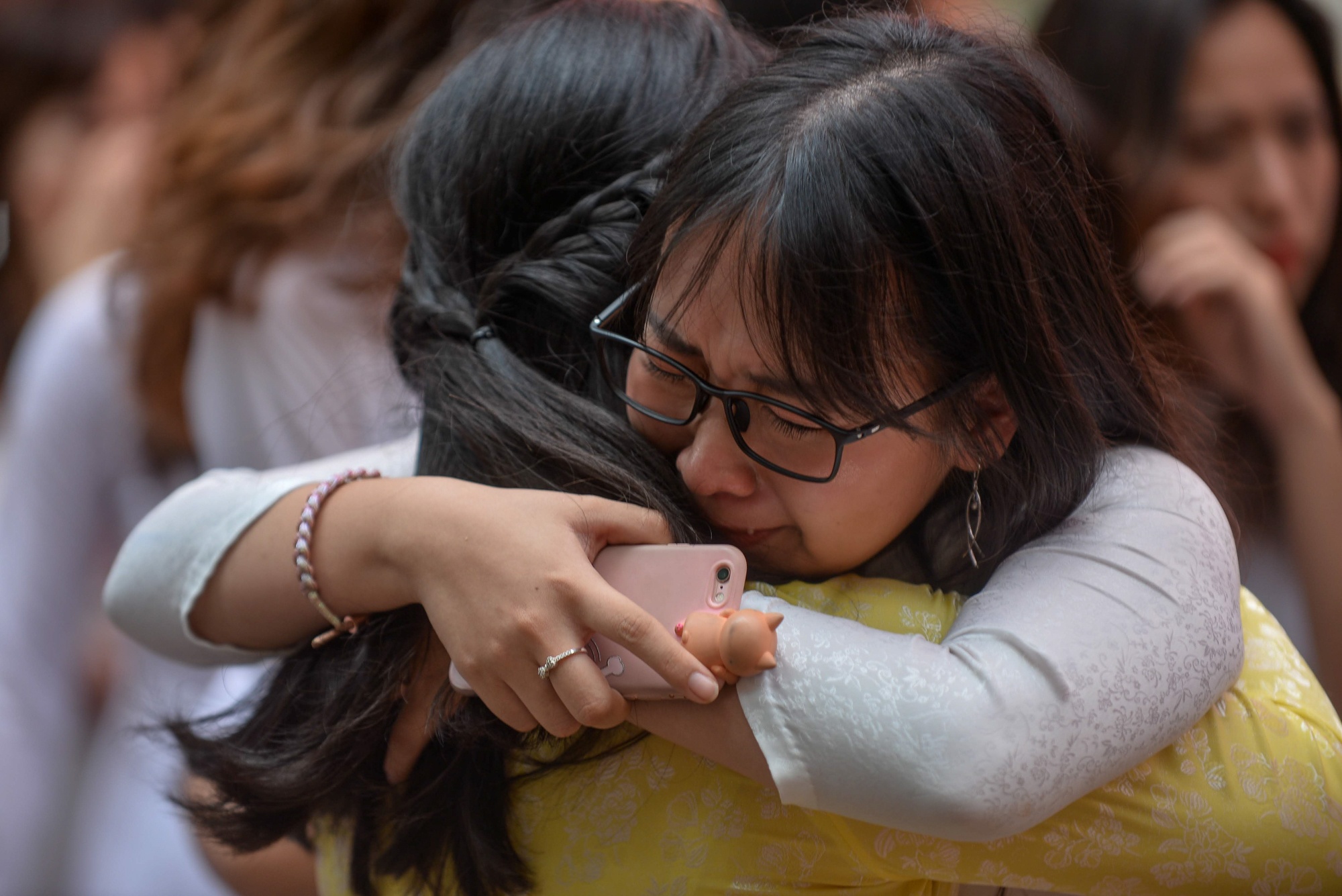 Phut chia tay trong nuoc mat cua nu sinh THPT Ha Noi hinh anh