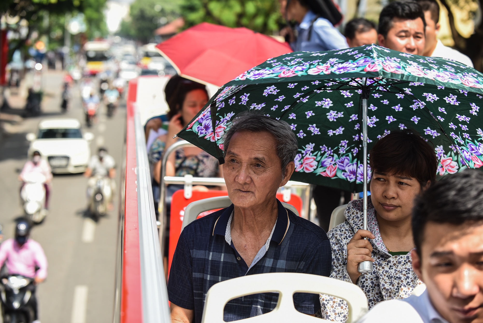 Khach dung o che nang di xe buyt hai tang o Ha Noi hinh anh