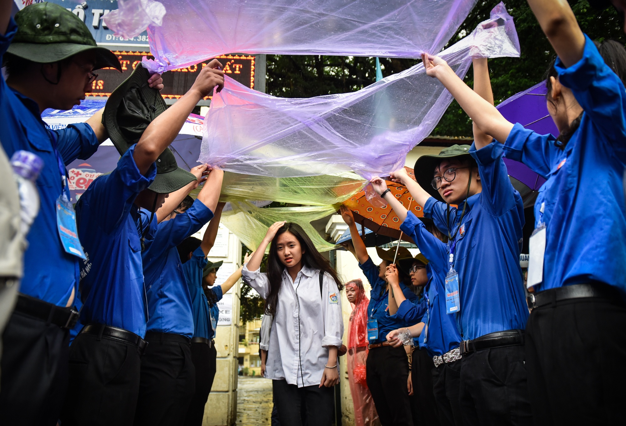 Phu huynh dam mua doi si tu anh 2