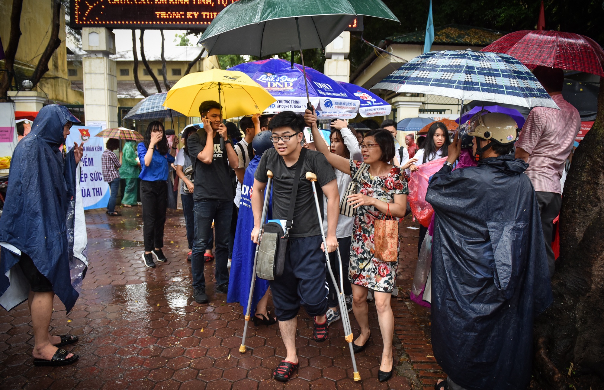 Phu huynh dam mua doi si tu anh 4