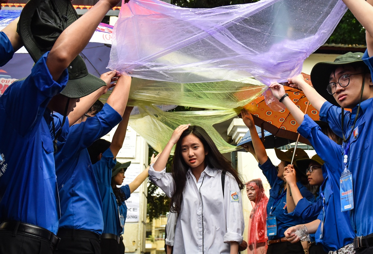 Cha me ngong doi con trong mua o buoi thi cuoi cung hinh anh