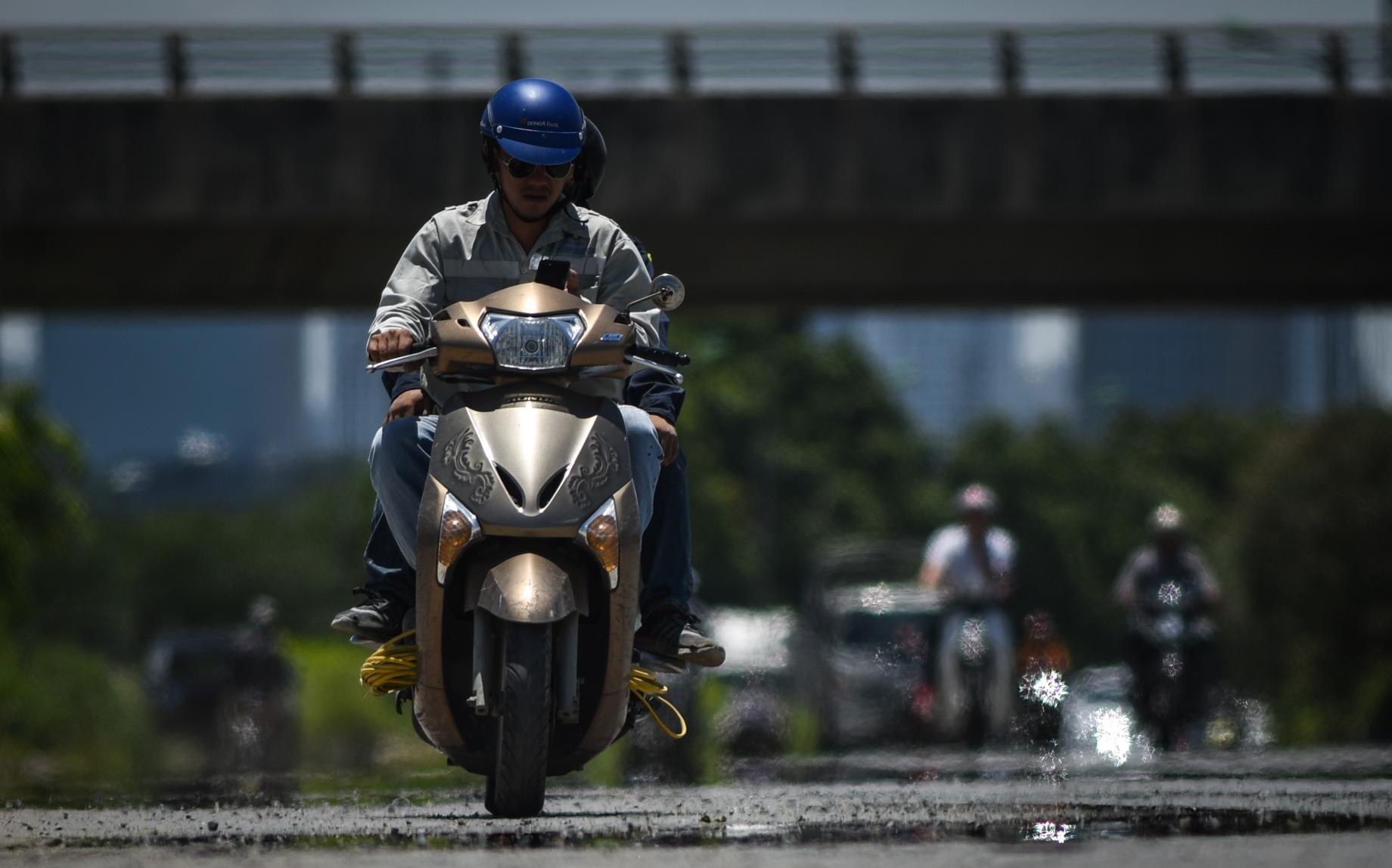 Pho phuong vang hoe, mat duong 'boc hoi' vi nang nong 40 do C hinh anh