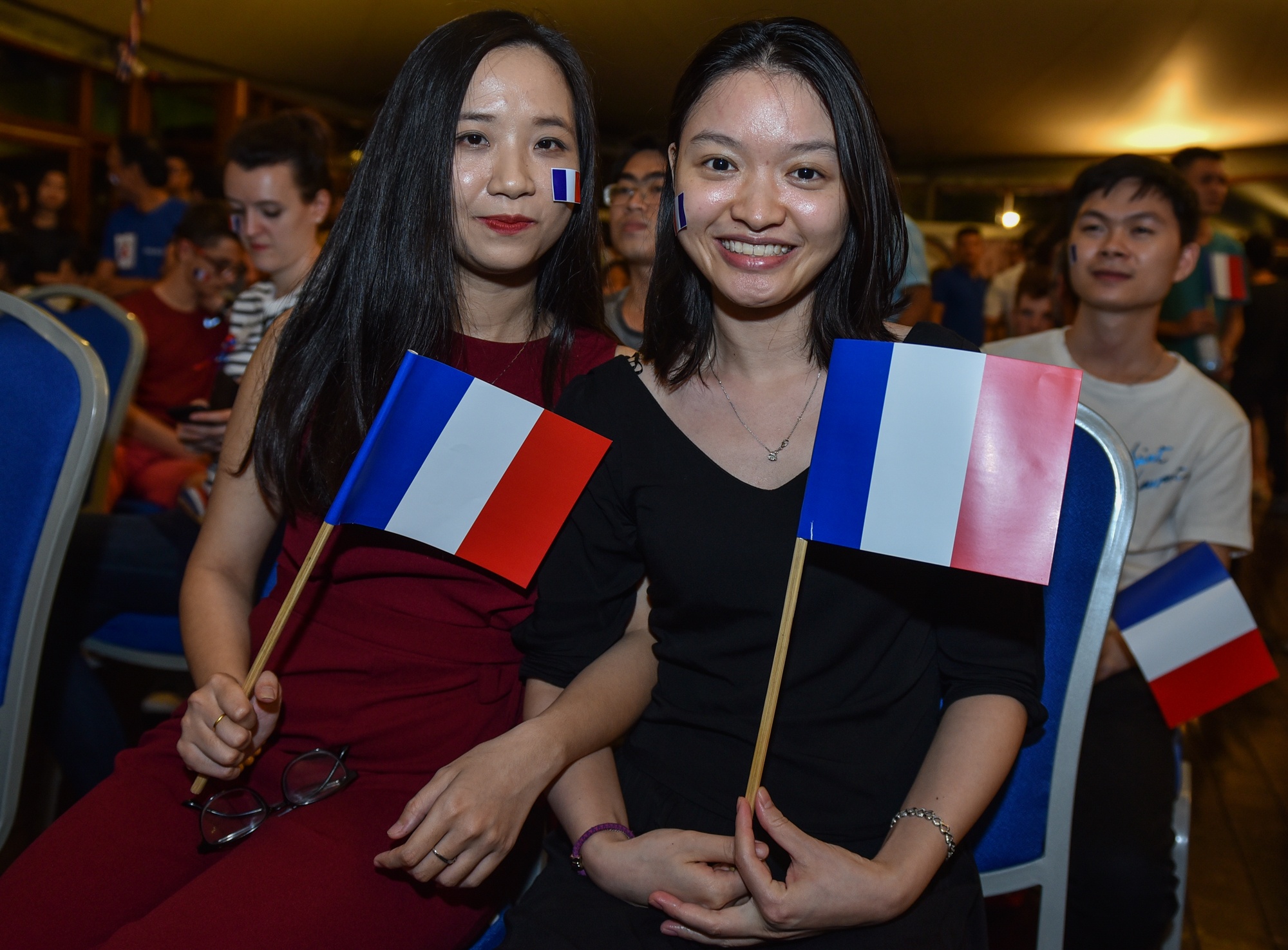 Cu ba trang dem co vu doi tuyen Phap anh 10