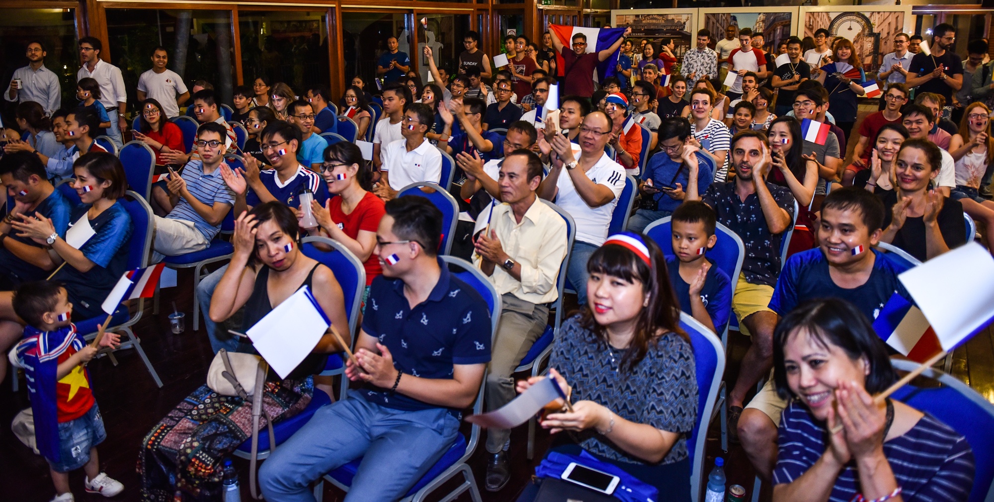 Cu ba trang dem co vu doi tuyen Phap anh 1