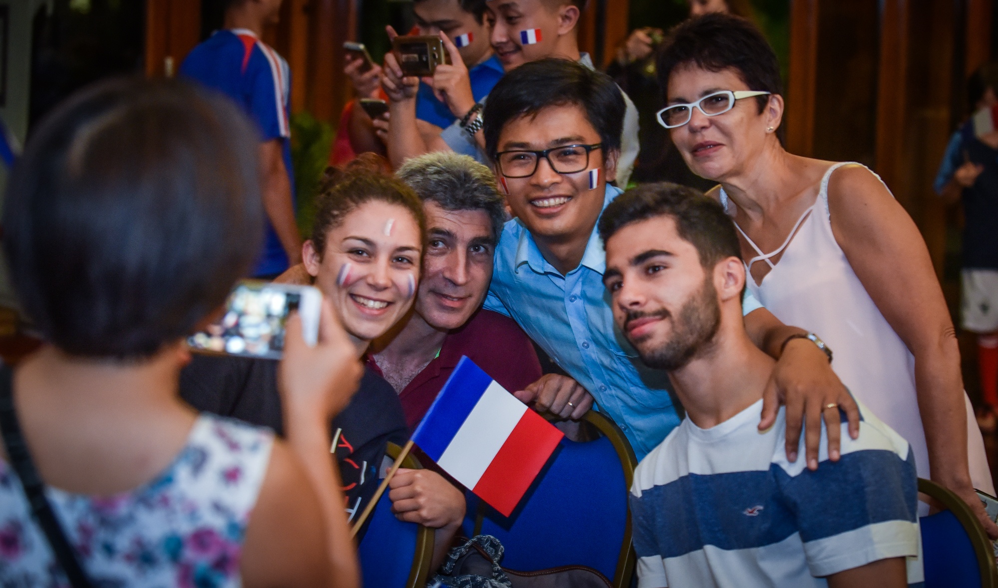 Cu ba trang dem co vu doi tuyen Phap anh 2