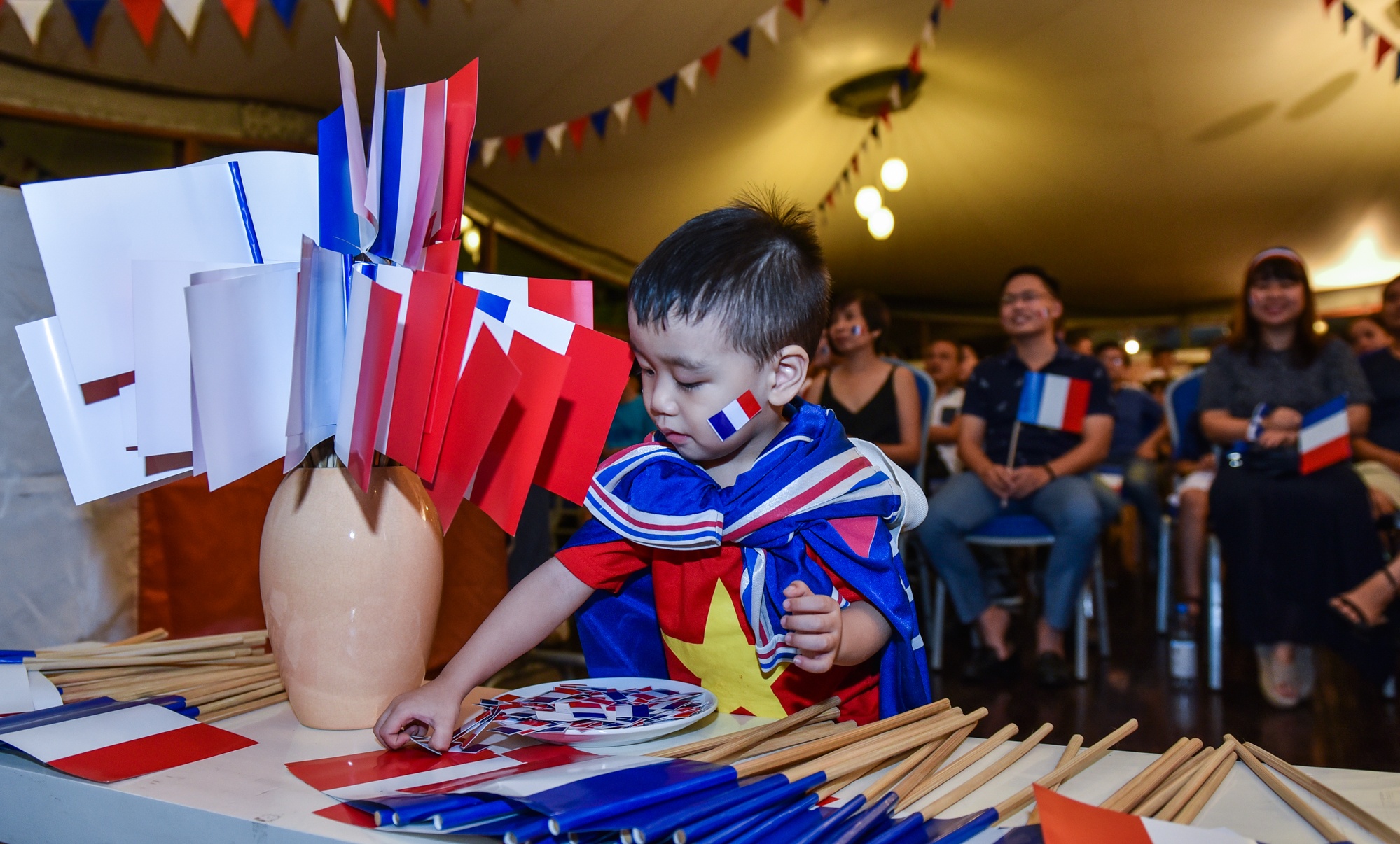 Cu ba trang dem co vu doi tuyen Phap anh 3