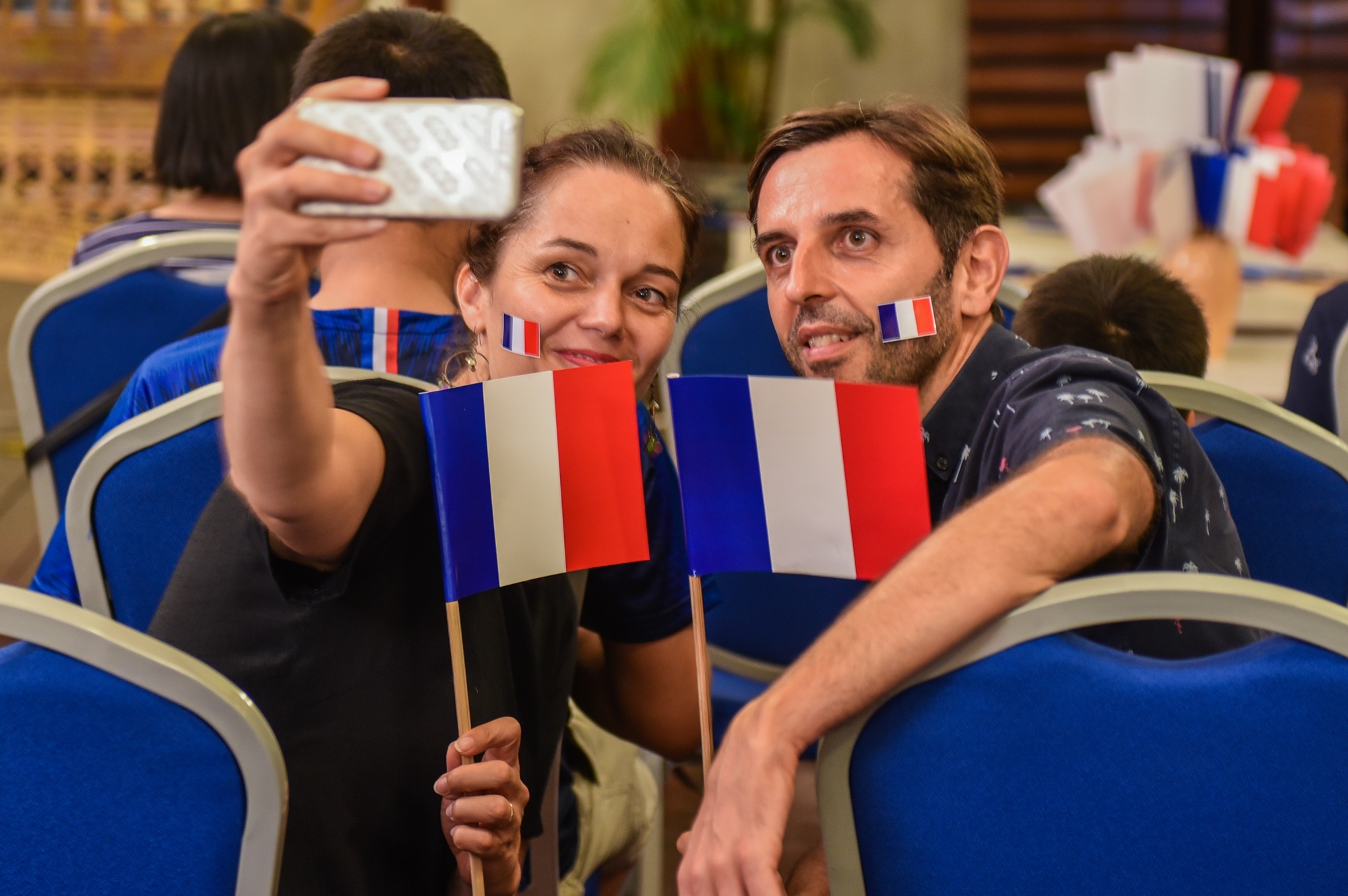 Cu ba trang dem co vu doi tuyen Phap anh 4