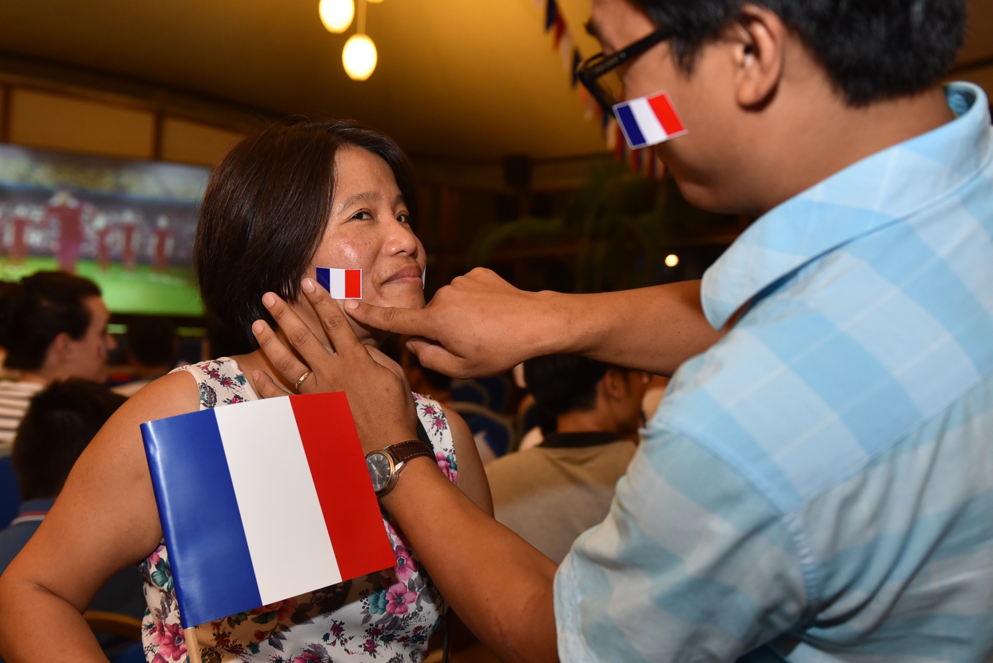 Cu ba trang dem co vu doi tuyen Phap anh 5