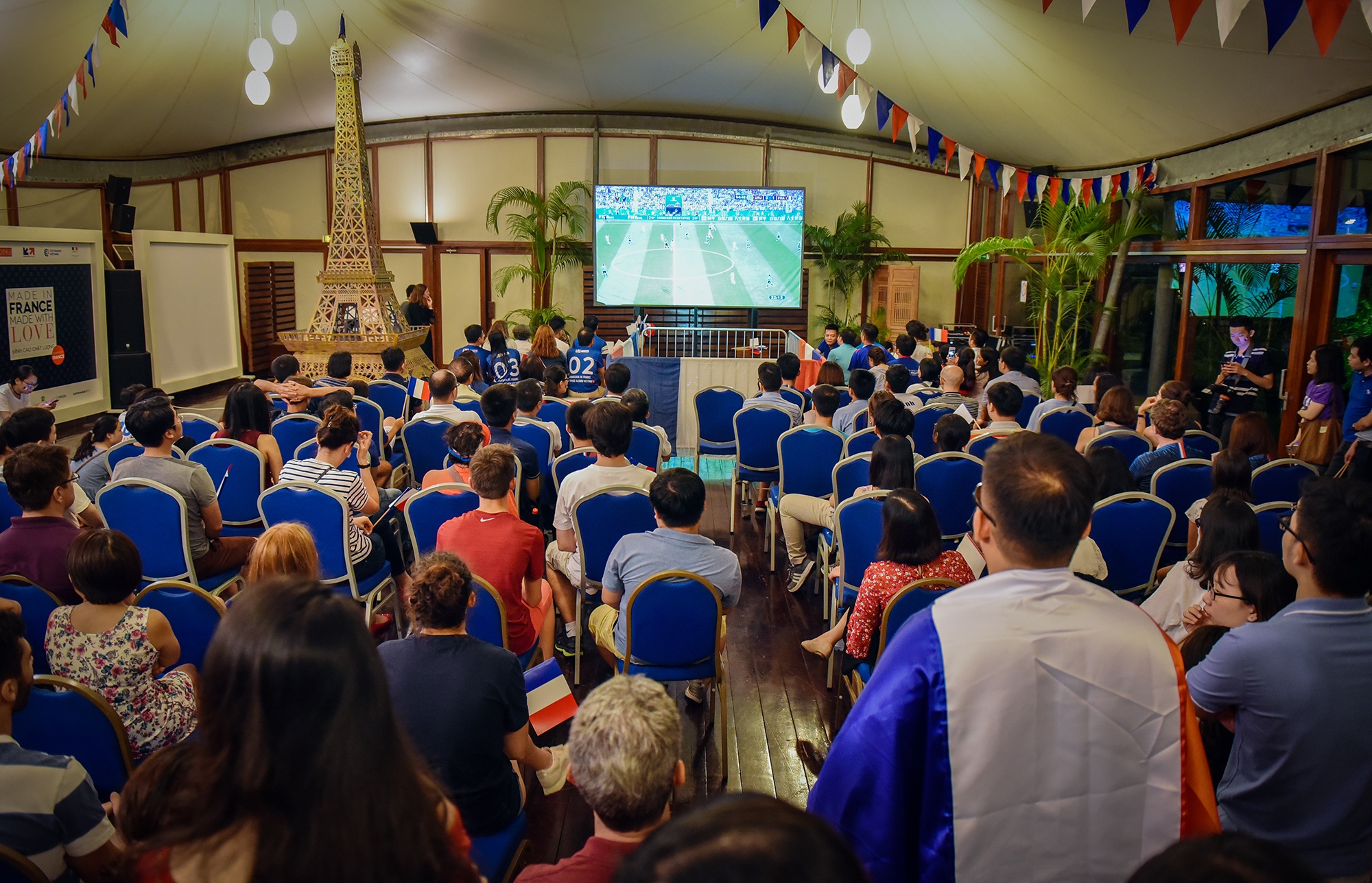 Cu ba trang dem co vu doi tuyen Phap anh 6