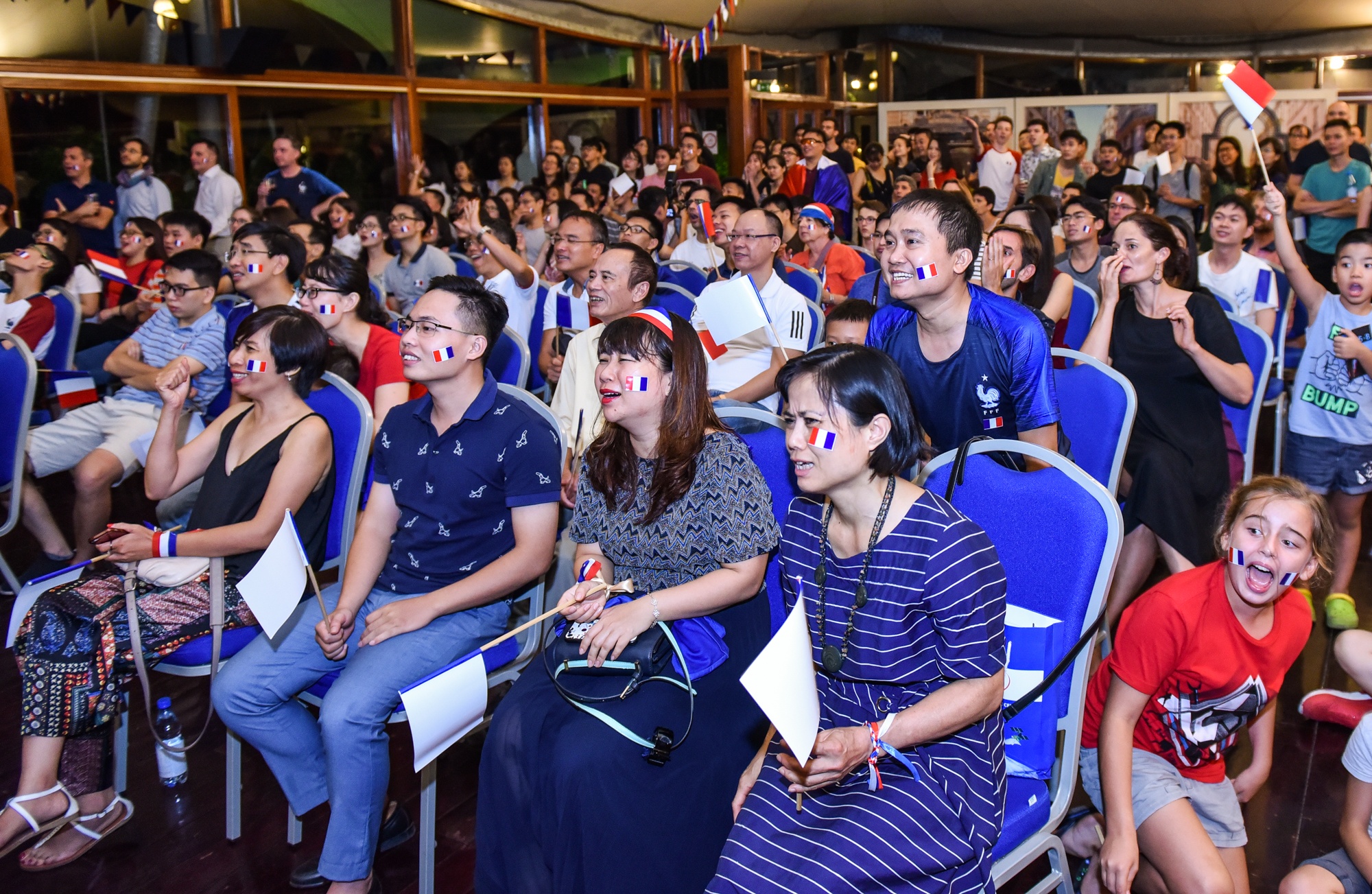 Cu ba trang dem co vu doi tuyen Phap anh 7