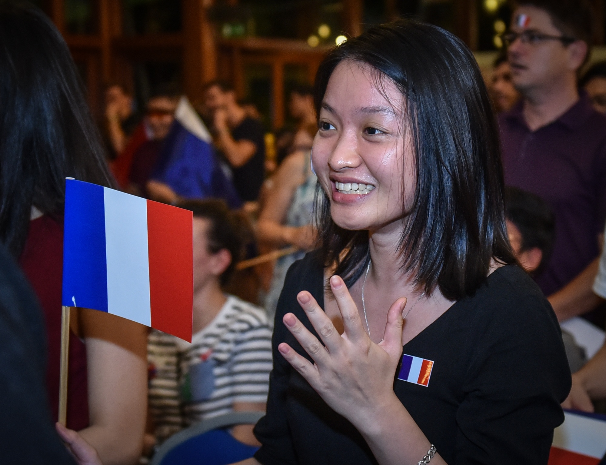 Cu ba trang dem co vu doi tuyen Phap anh 8