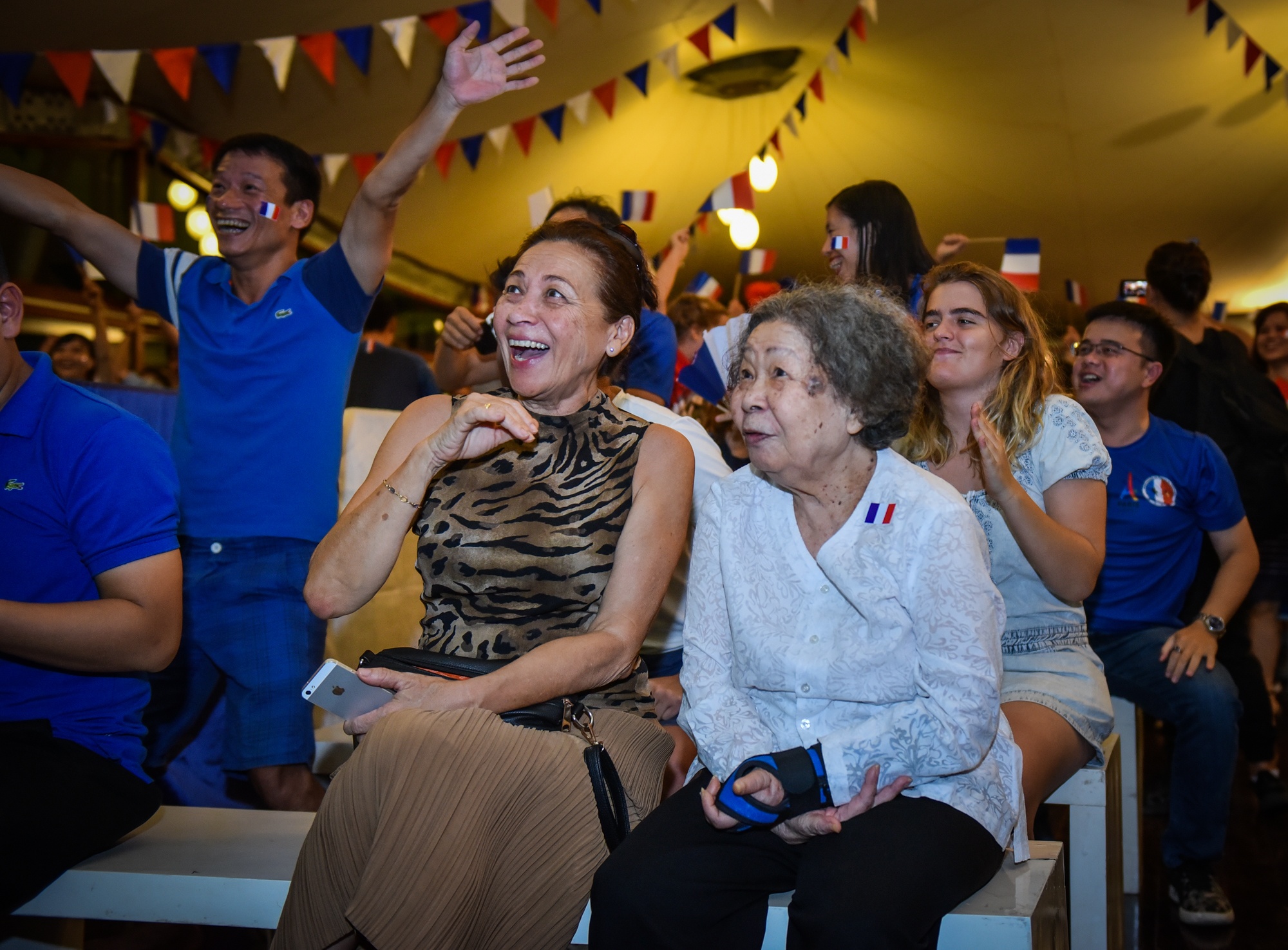 Cu ba trang dem co vu doi tuyen Phap anh 9