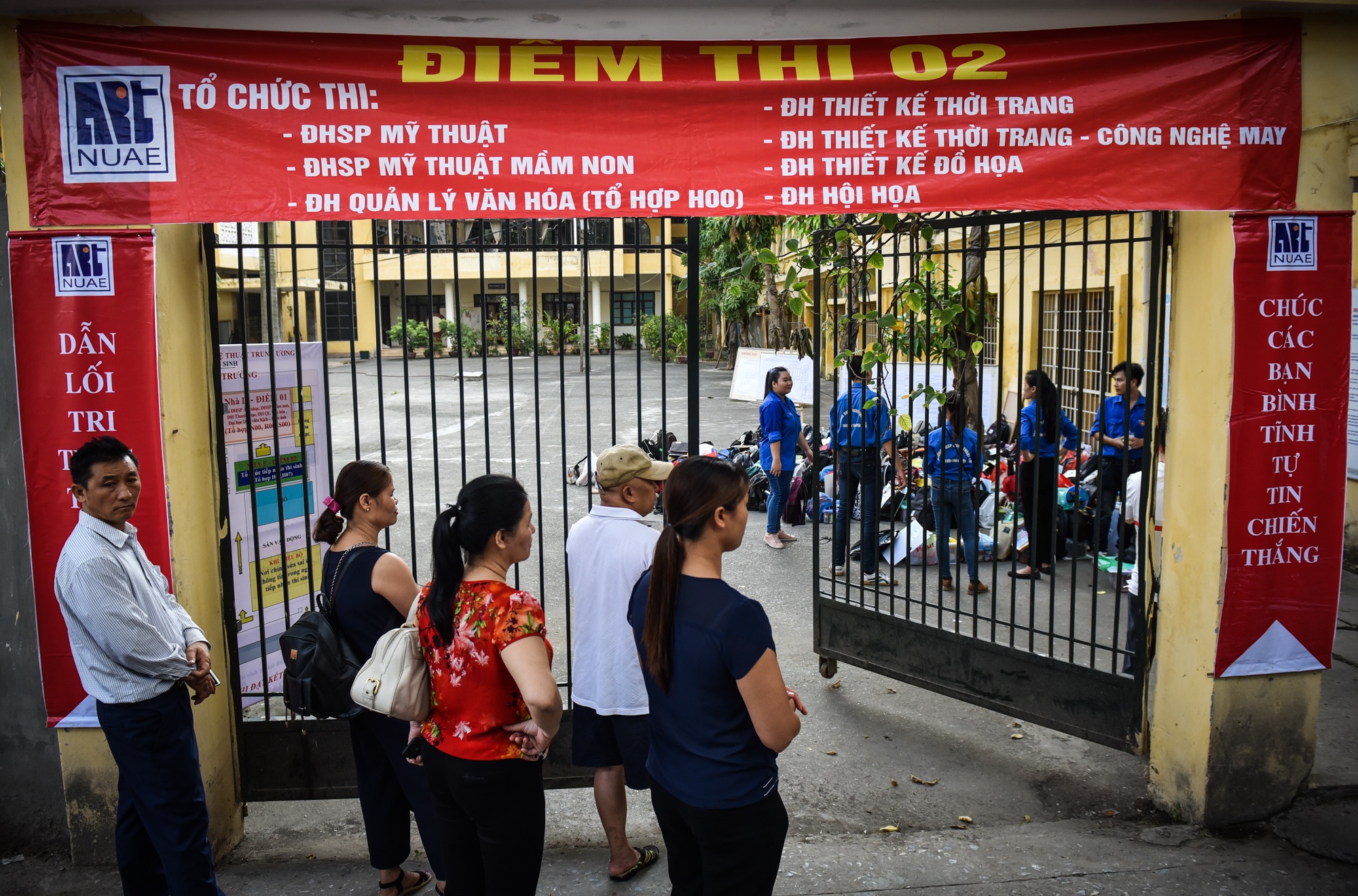 Nu sinh goi cam di thi dai choc anh 10