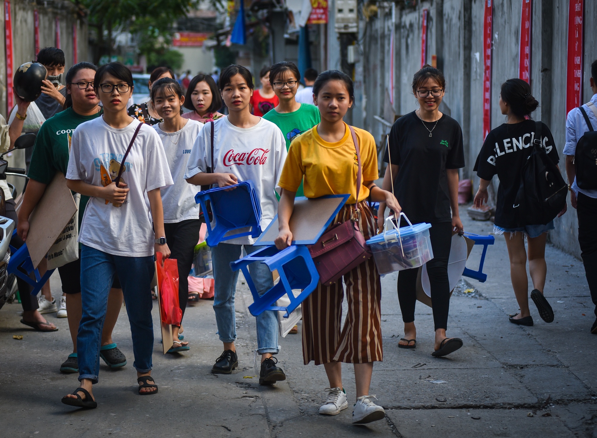 Nu sinh goi cam di thi dai choc anh 1