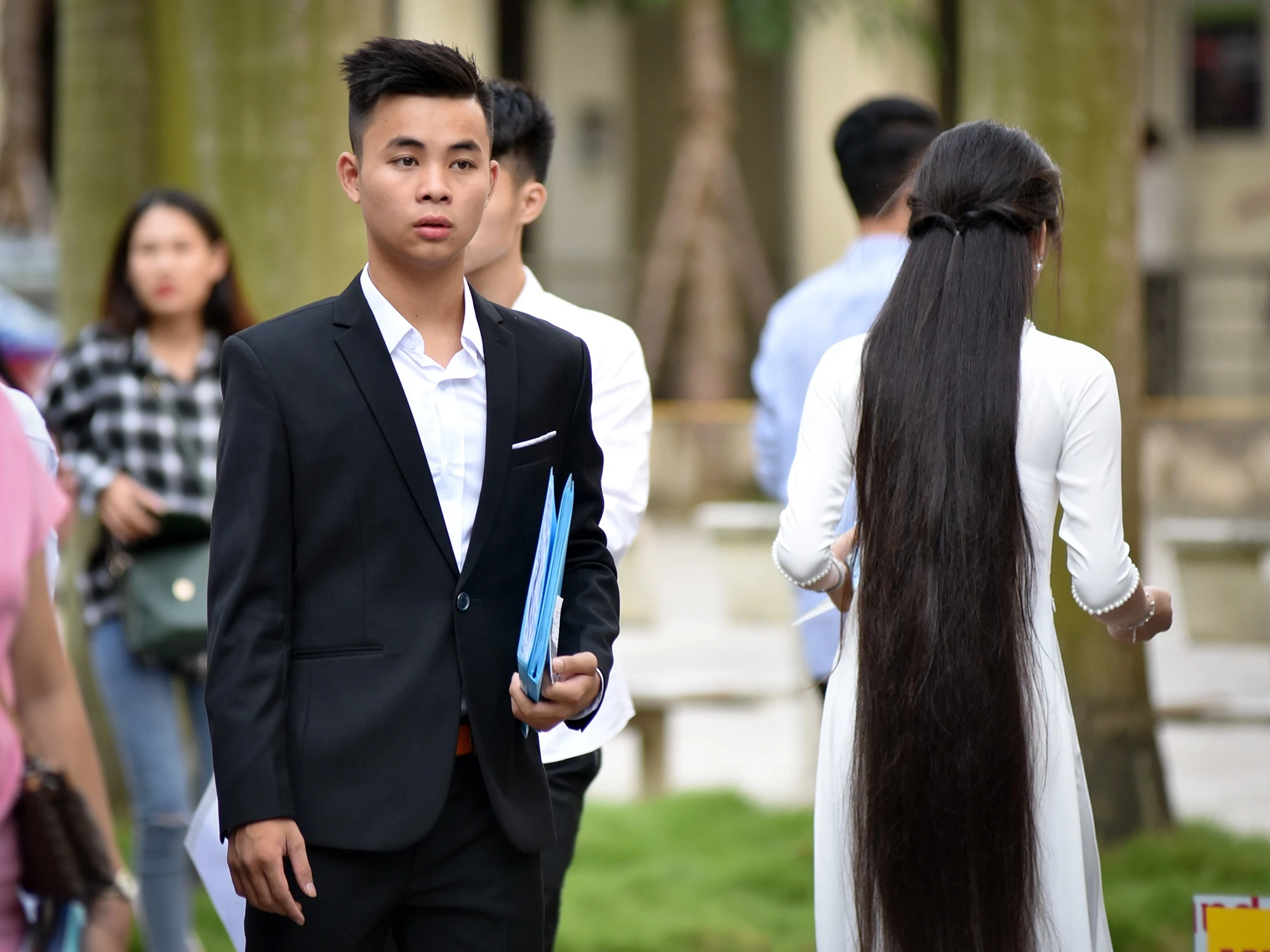 Nu sinh goi cam di thi dai choc anh 8