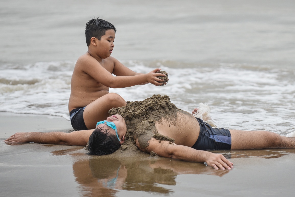 Bat chap canh bao, du khach tam bien khi bao Son Tinh sap do bo hinh anh