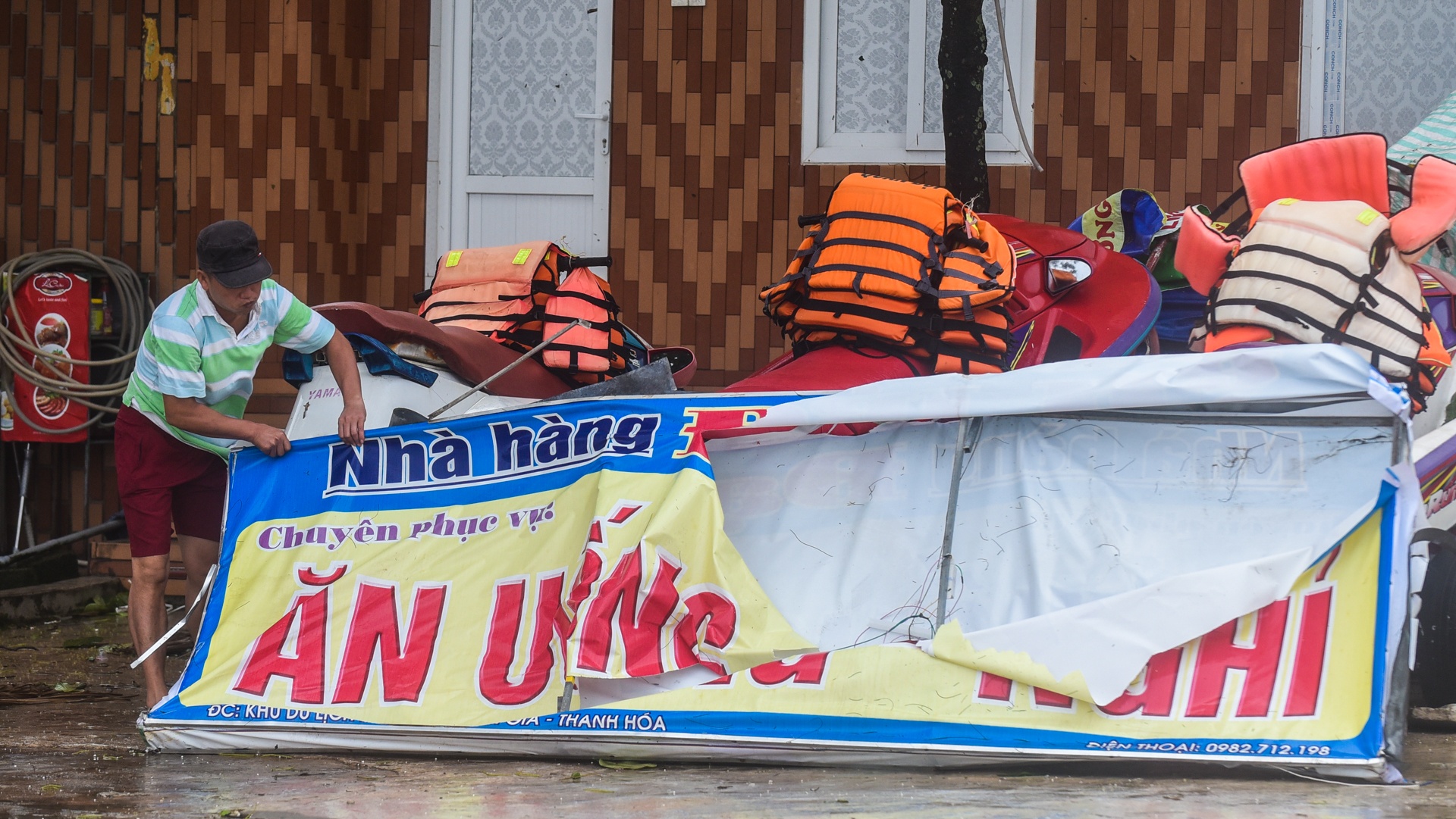 Duong pho Thanh Hoa ngon ngang sau bao so 3 anh 3