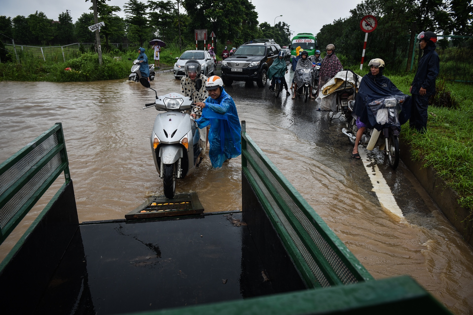 Mua lon gay ngap ung o Ha Noi anh 4