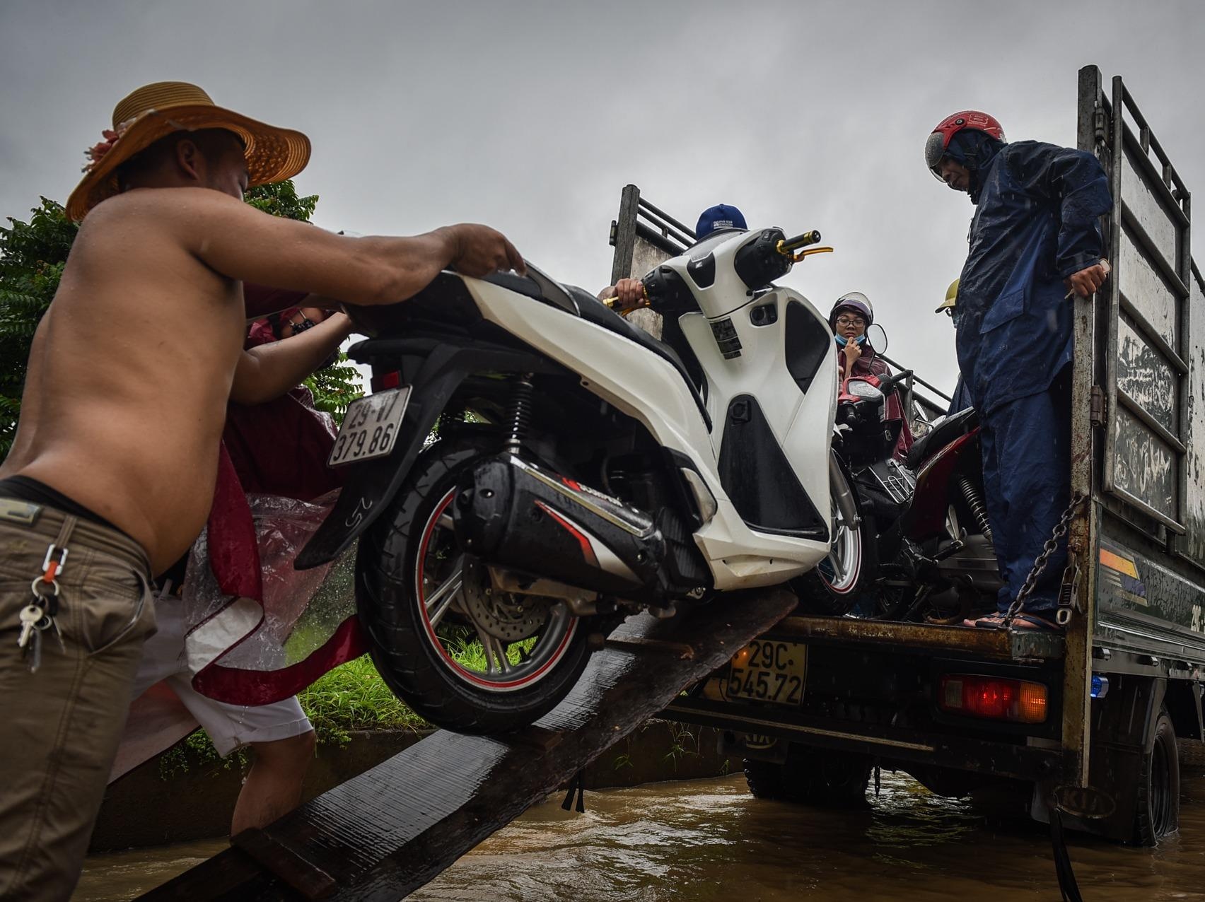 Dich vu keo xe 50.000 dong qua bien nuoc sau mua lon hinh anh