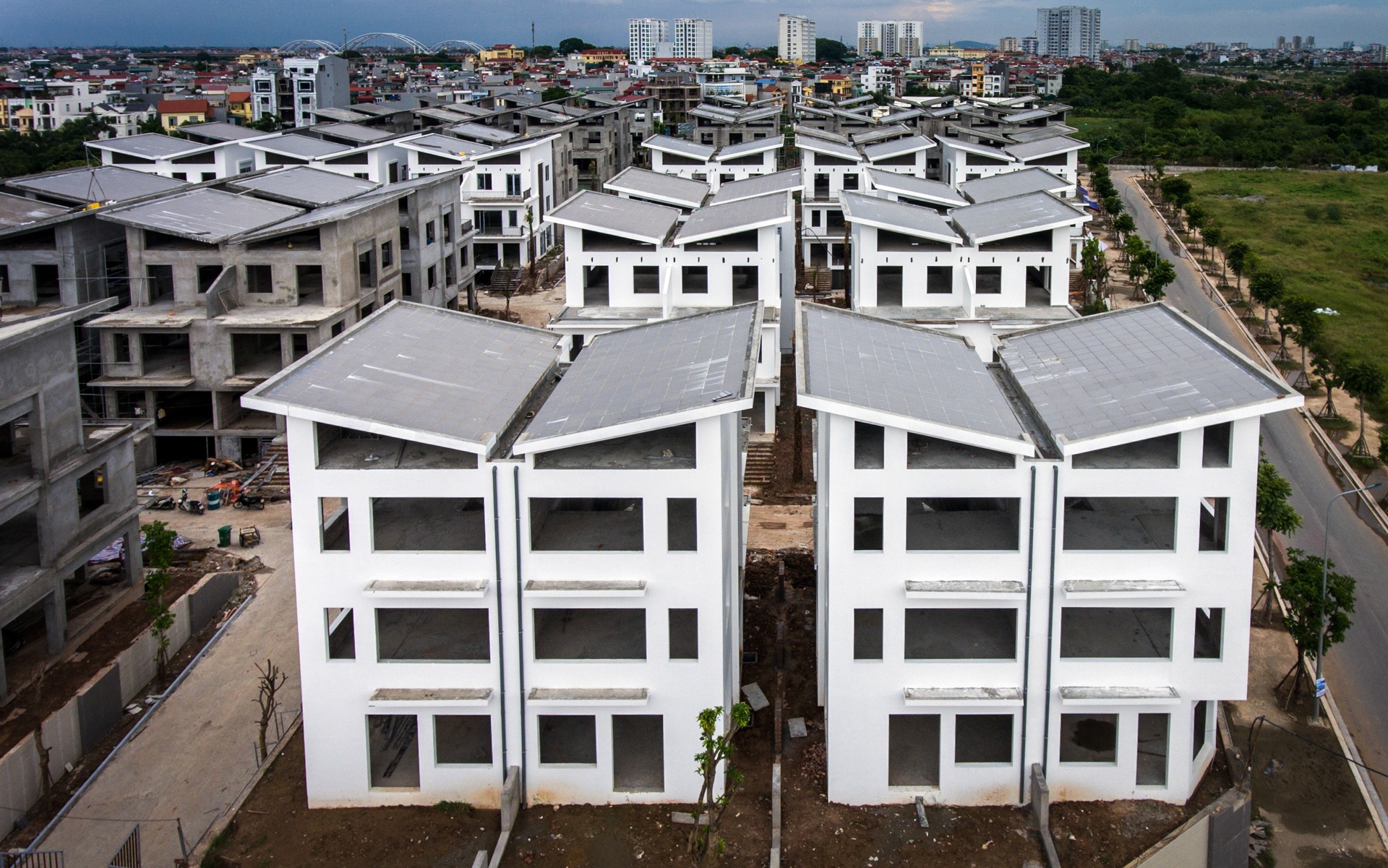 Can canh 26 can biet thu xay xong moi xin phep o Ha Noi hinh anh