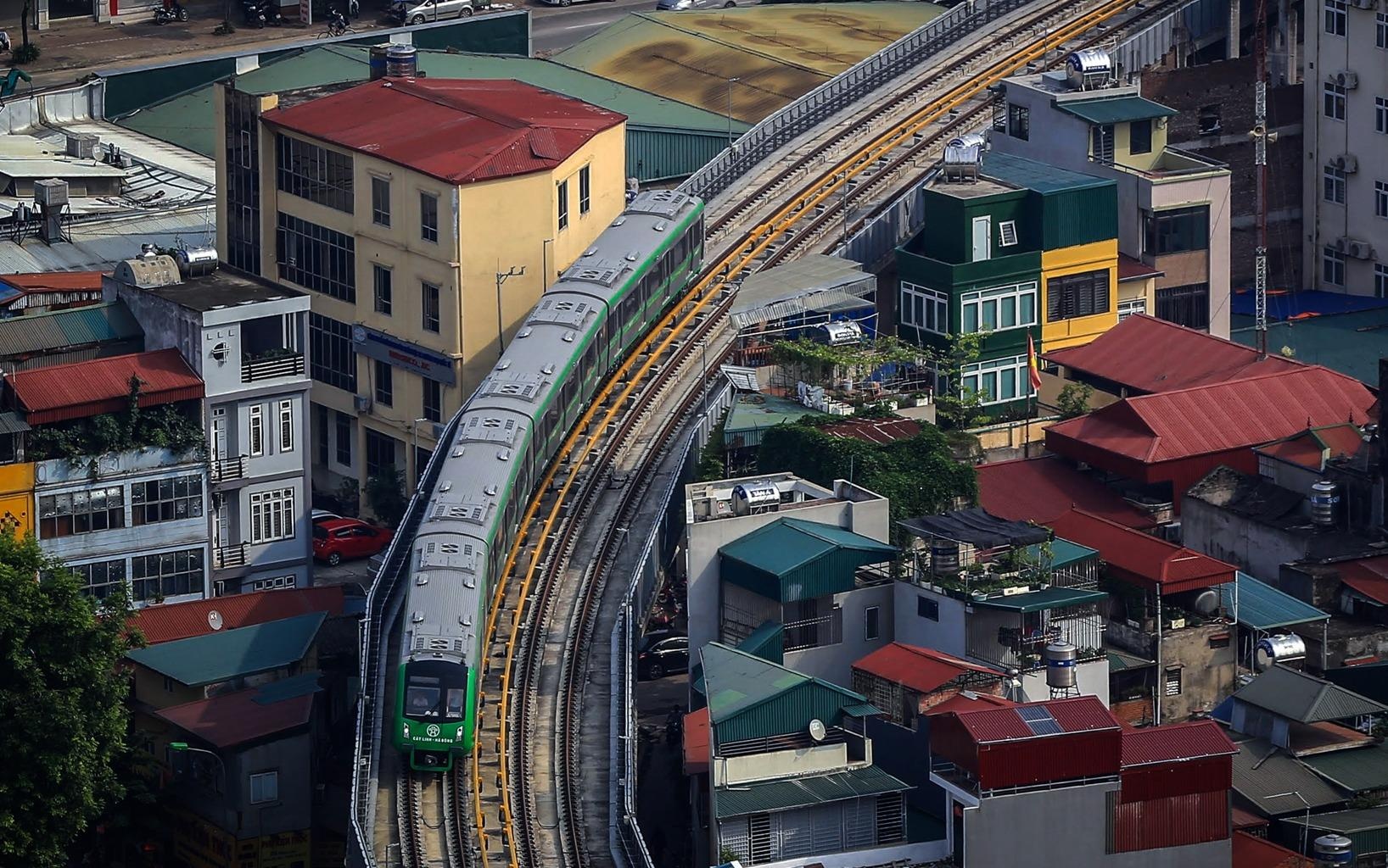 Tau duong sat tren cao lan banh qua cac tuyen pho Ha Noi hinh anh