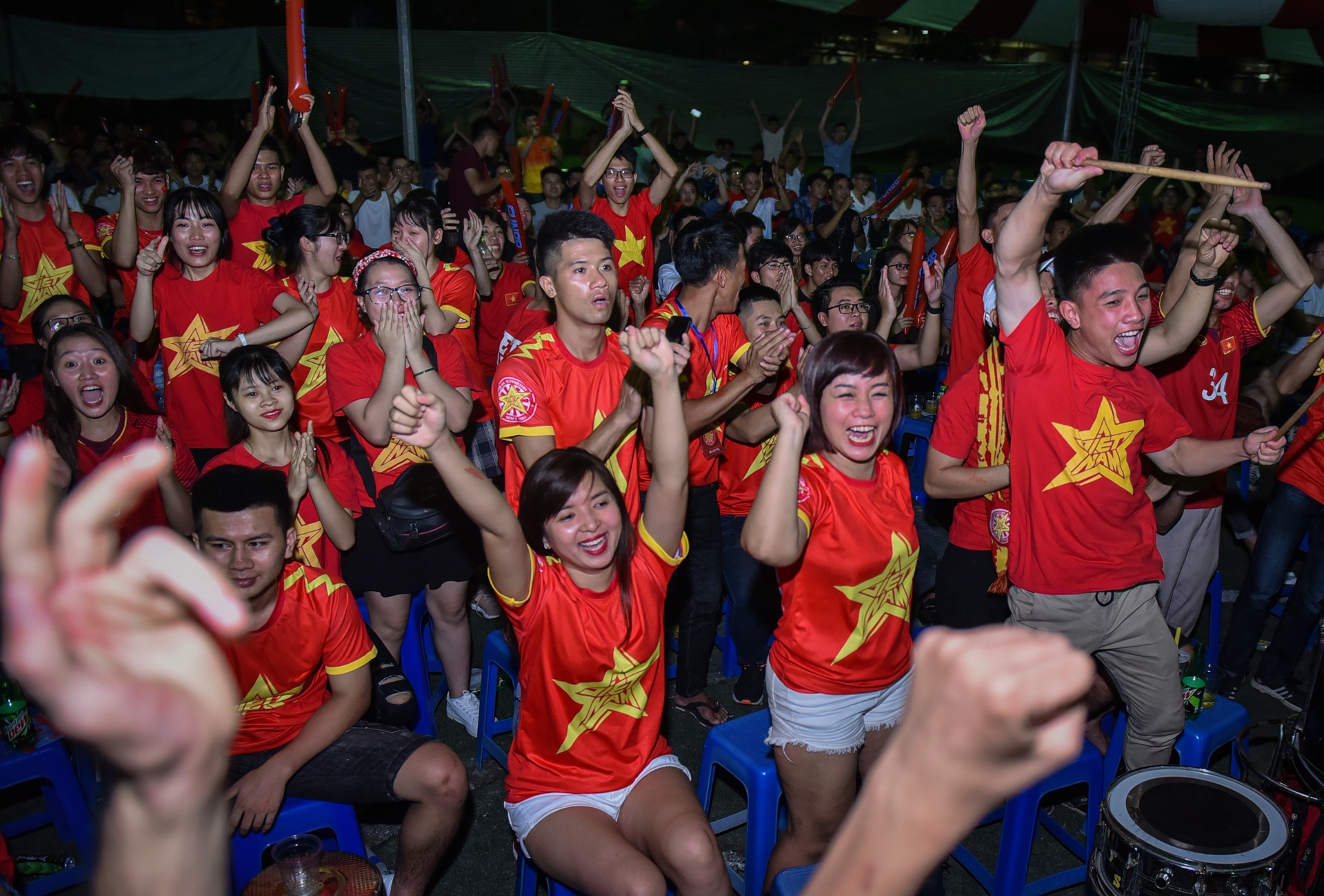 nguoi ham mo xuong duong an mung chien thang olympic viet nam anh 1