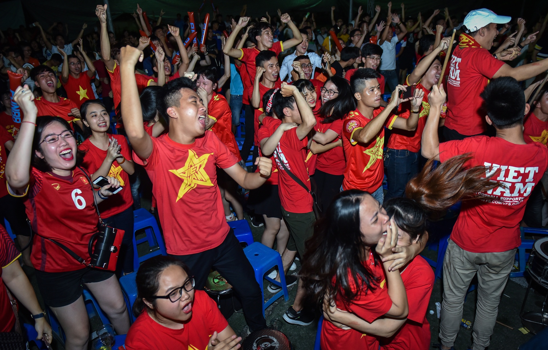 nguoi ham mo xuong duong an mung chien thang olympic viet nam anh 2