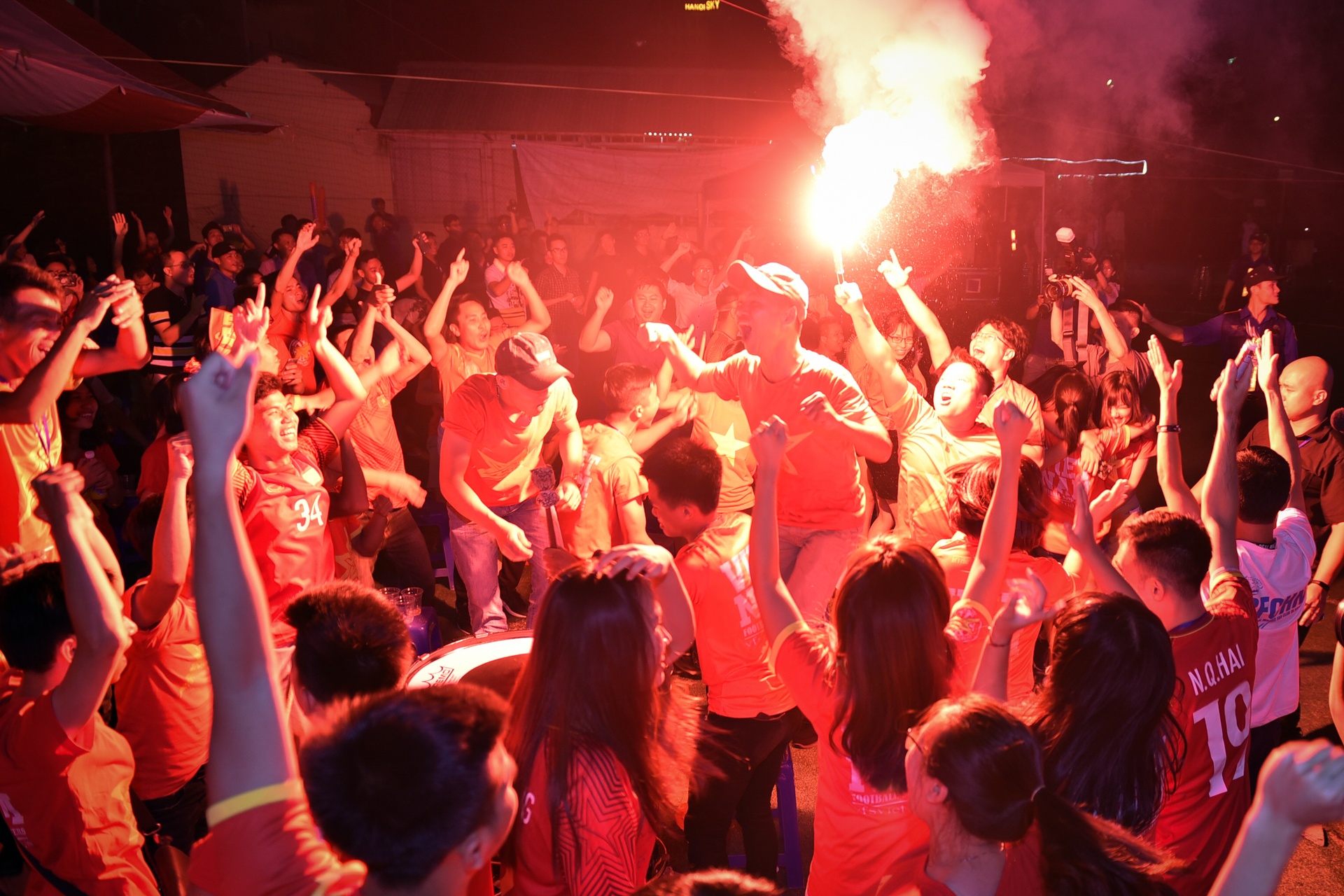 nguoi ham mo xuong duong an mung chien thang olympic viet nam anh 3