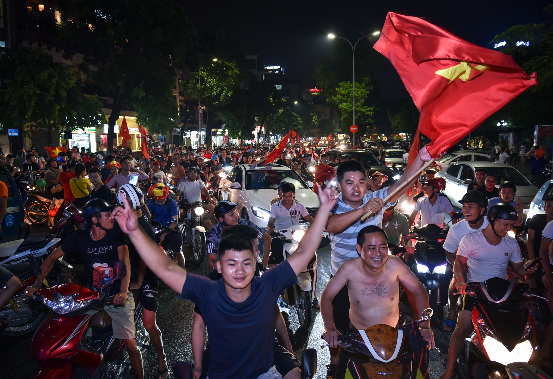 nguoi ham mo xuong duong an mung chien thang olympic viet nam anh 5