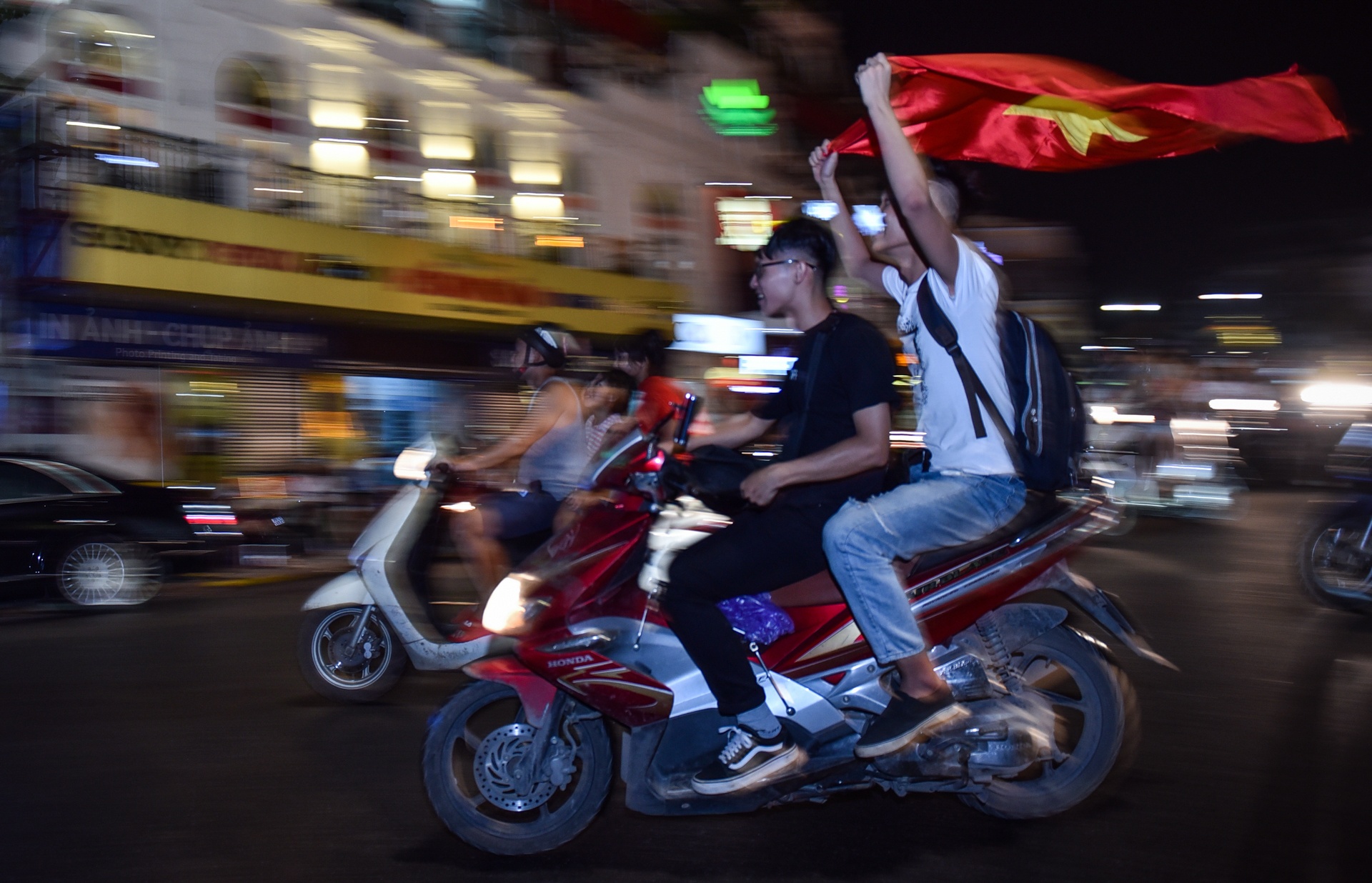 nguoi ham mo xuong duong an mung chien thang olympic viet nam anh 6