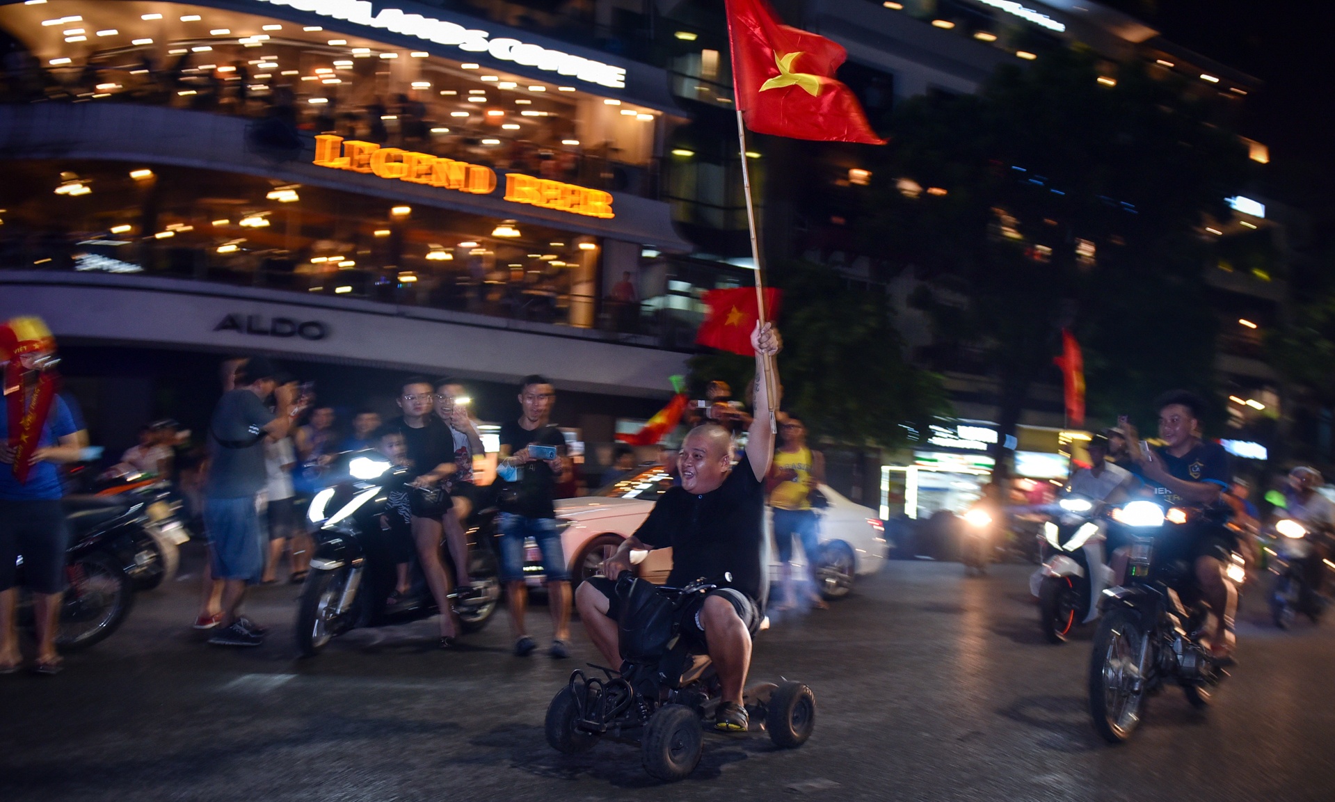 nguoi ham mo xuong duong an mung chien thang olympic viet nam anh 7