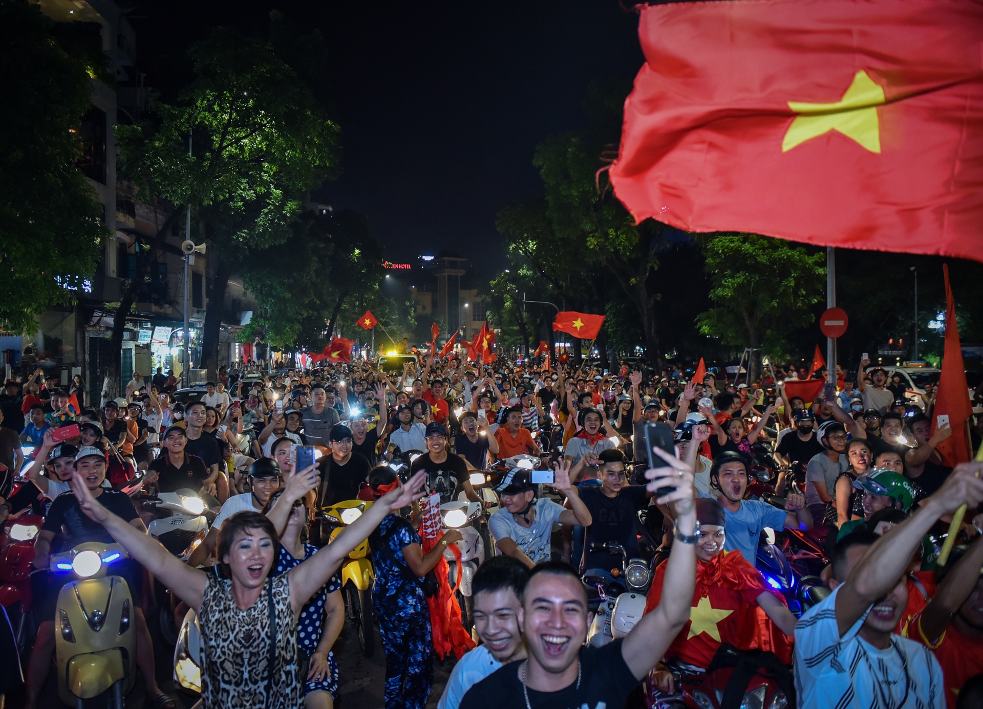 nguoi ham mo xuong duong an mung chien thang olympic viet nam anh 8