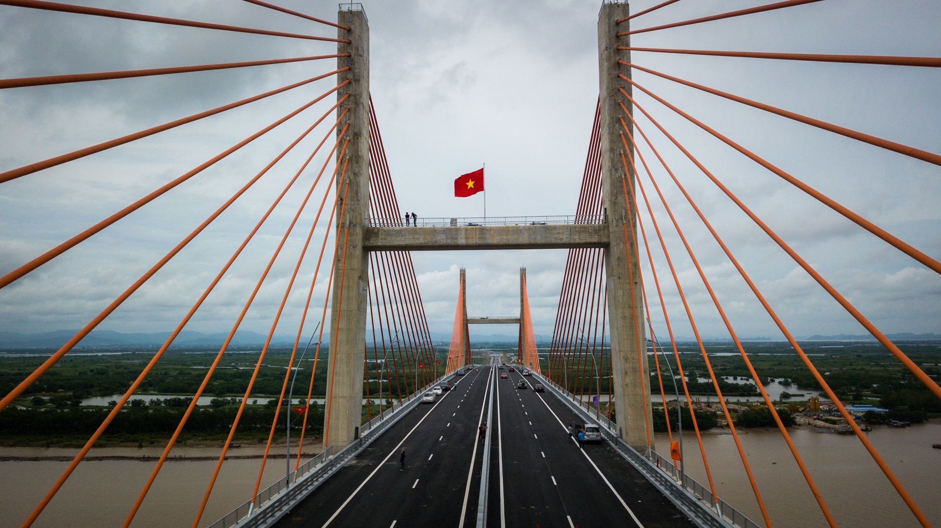 Ngam cay cau 7.000 ty ket noi Ha Long - Hai Phong trong ngay thong xe hinh anh