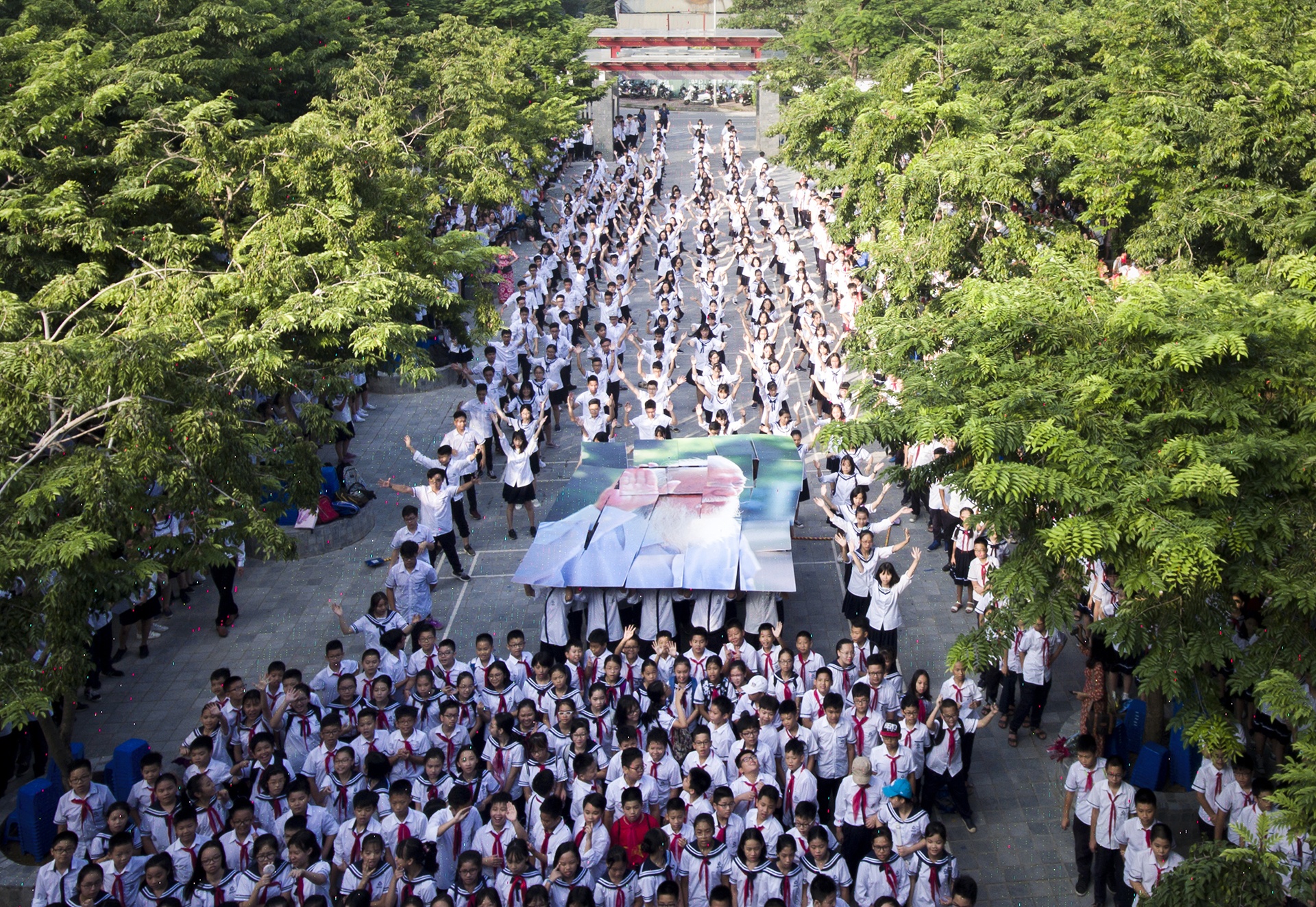 hoc sinh luong the vinh tuong nho thay van nhu cuong anh 4