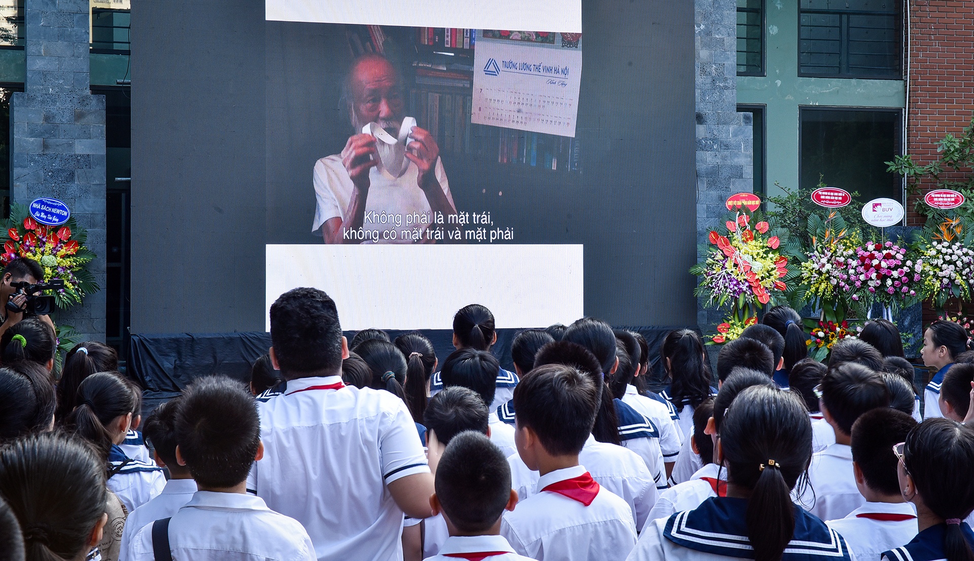 hoc sinh luong the vinh tuong nho thay van nhu cuong anh 5