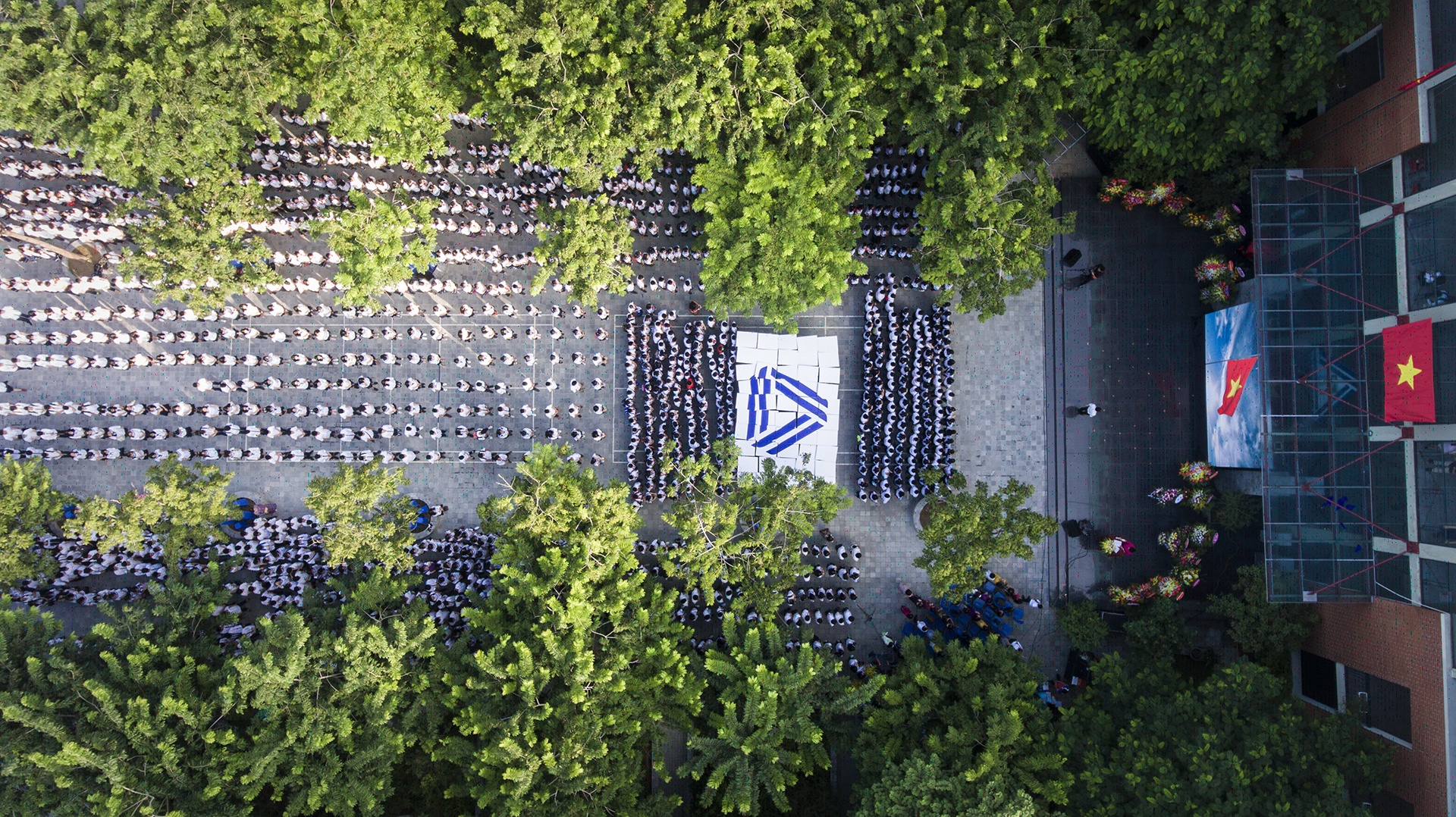 hoc sinh luong the vinh tuong nho thay van nhu cuong anh 8