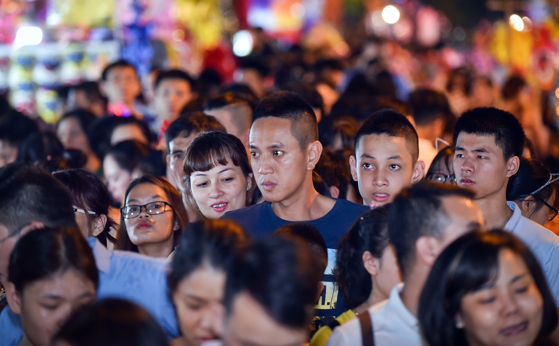 Hang nghin nguoi do ra duong choi Trung thu som hinh anh