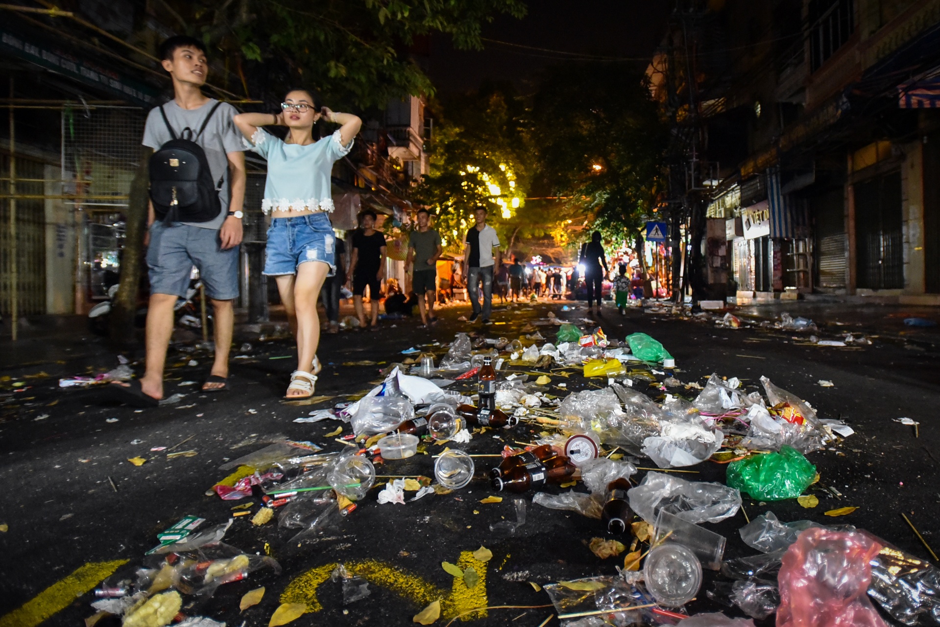 Bien rac sau cuoc vui Trung thu tren duong pho hinh anh