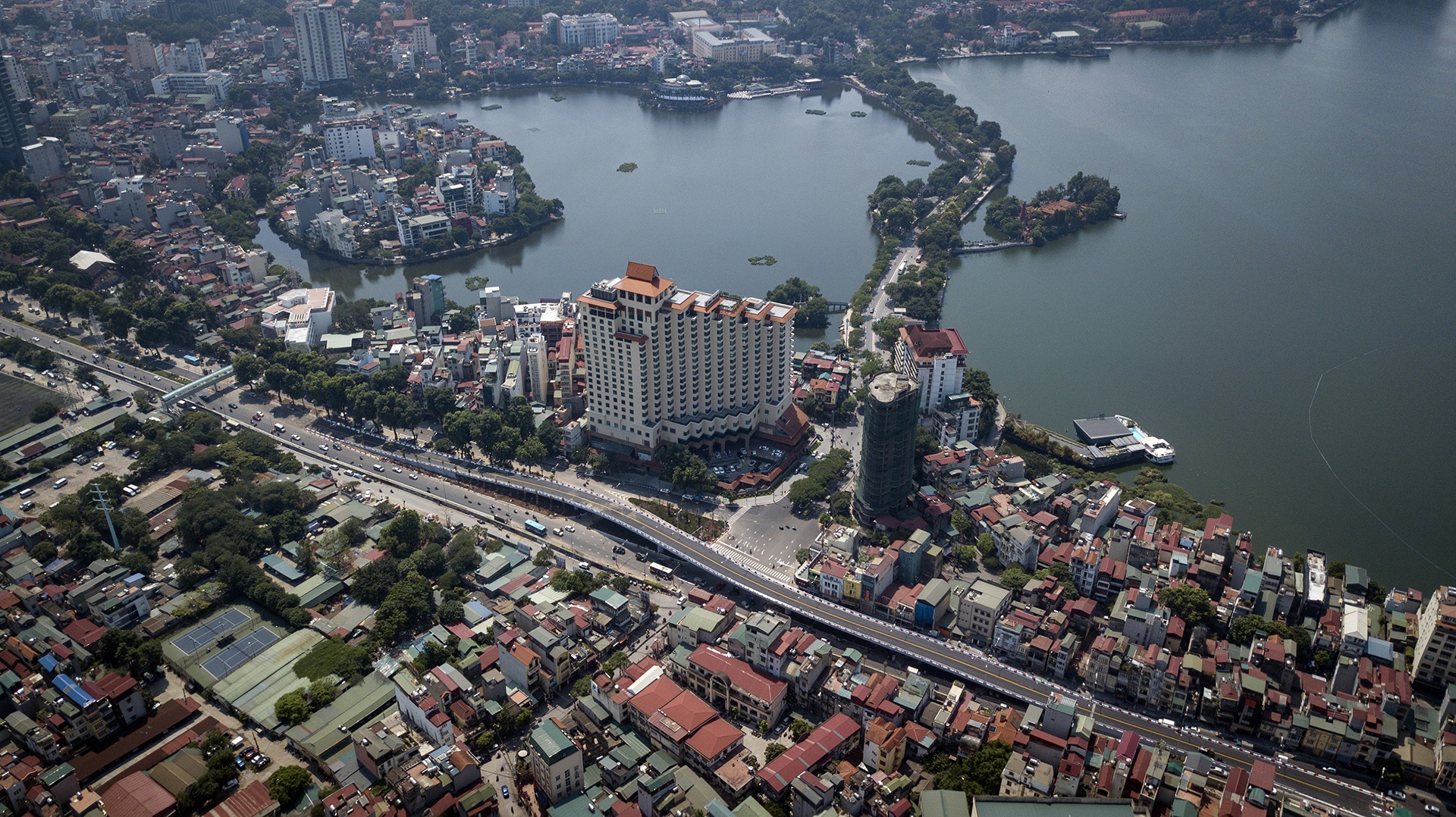 Cay cau vuot hon 300 ty gan ho Tay hinh anh