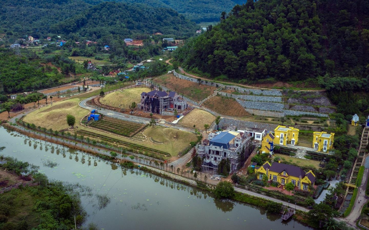 Toan canh nha ca si My Linh va cac khu nghi duong giua rung phong ho hinh anh