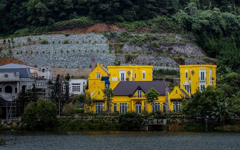 Dao nui, lap ho xay biet thu trong rung phong ho Soc Son hinh anh