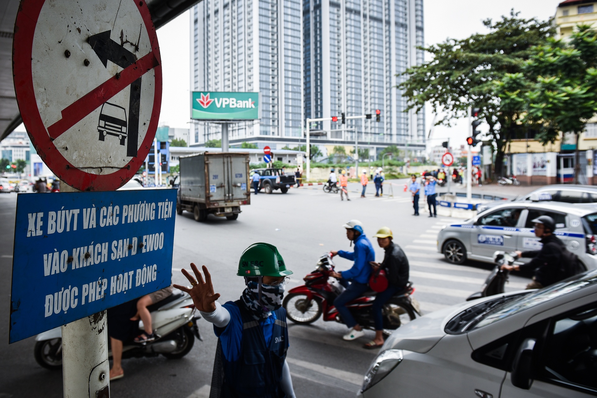cam duong Kim Ma thi cong duong sat tren cao anh 10
