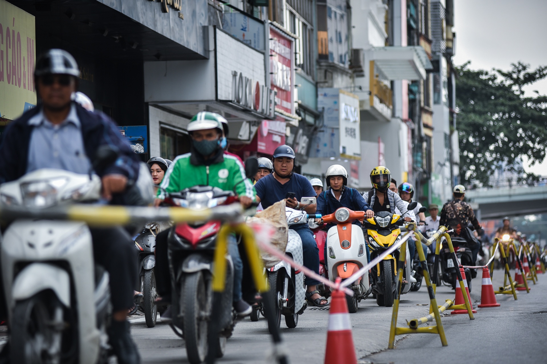 cam duong Kim Ma thi cong duong sat tren cao anh 11