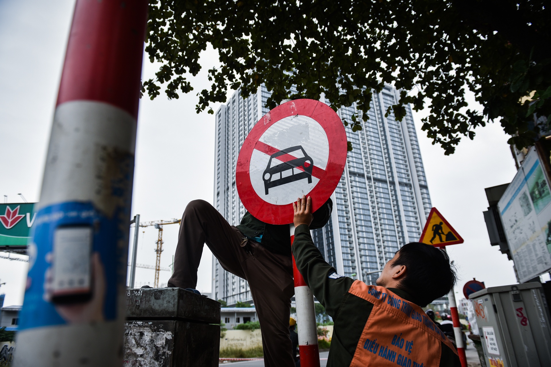 cam duong Kim Ma thi cong duong sat tren cao anh 8