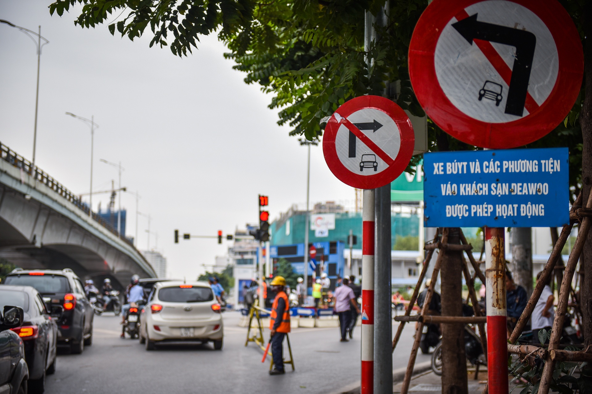 cam duong Kim Ma thi cong duong sat tren cao anh 9