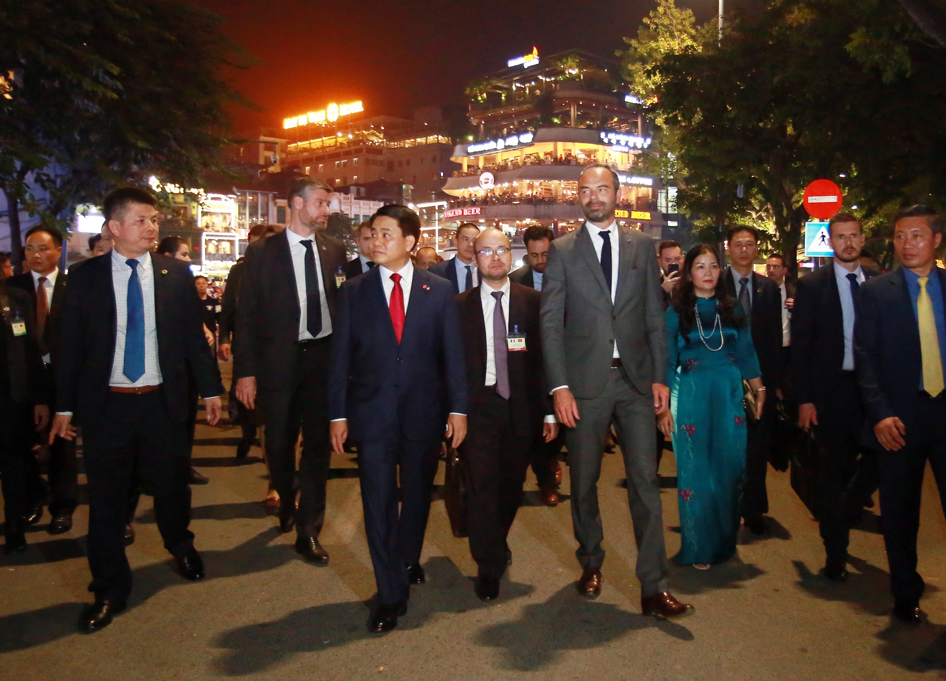 Thu tuong Phap nhan qua di bo ho Guom anh 1