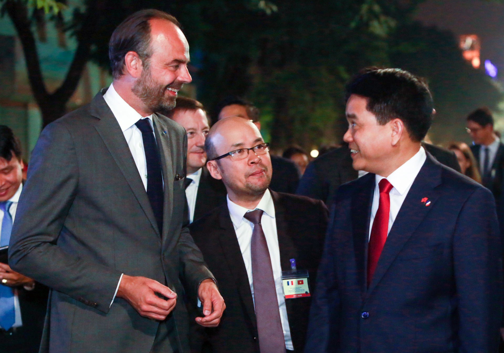 Thu tuong Phap duoc hoa chan dung khi di dao ho Guom hinh anh