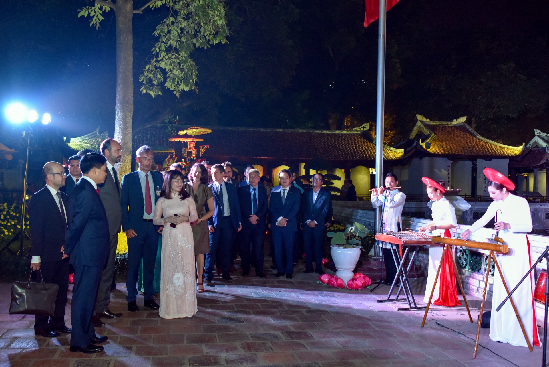 Thu tuong Phap nhan qua di bo ho Guom anh 7